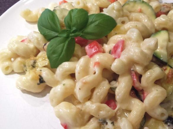 Nudelauflauf Vegetarisch - mit Zucchini, Paprika und Basilikum