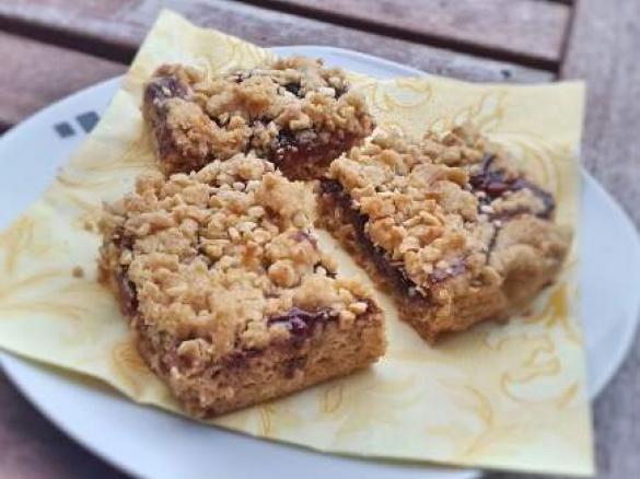 Erdbeer - Streusel - Schnitten