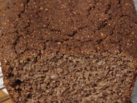 Schwarzbrot mit Walnüssen