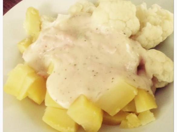 Kartoffeln und Blumenkohl mit Käseschinkensoße