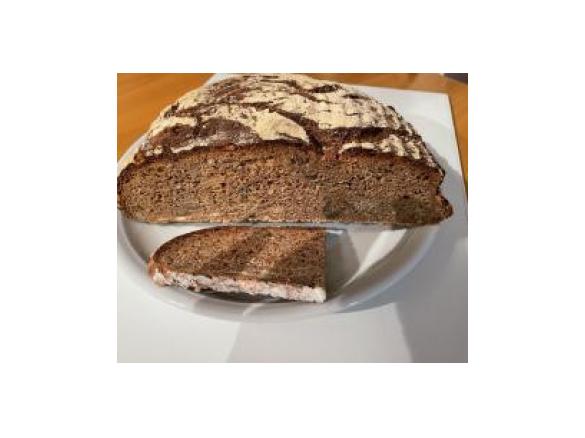 Weizen-Dinkelbrot mit Kruste und Körnermischung