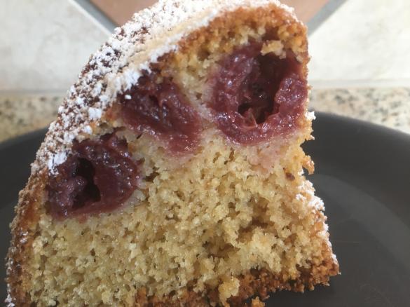 Bröselkuchen mit Kirschen
