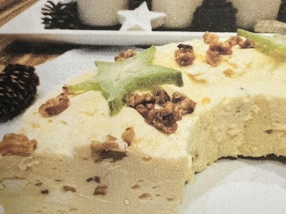 Eis mit karamellisierten Walnüssen