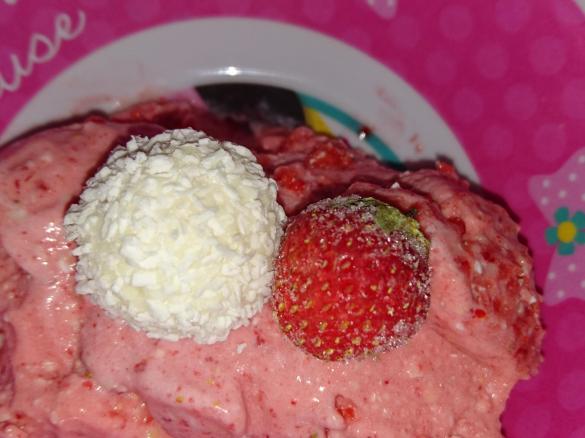 Erdbeer-Raffaelo Eis