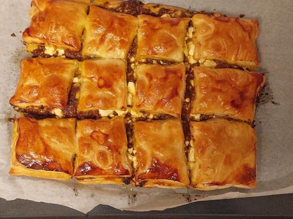 Blätterteig - Taschen mit Feta und Tomaten - Spinat - Pesto