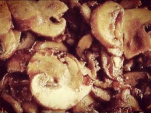 Champignons mit Schinkenwürfeln