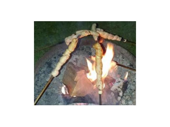 Stockbrot mit Speck und Kräuterbutter