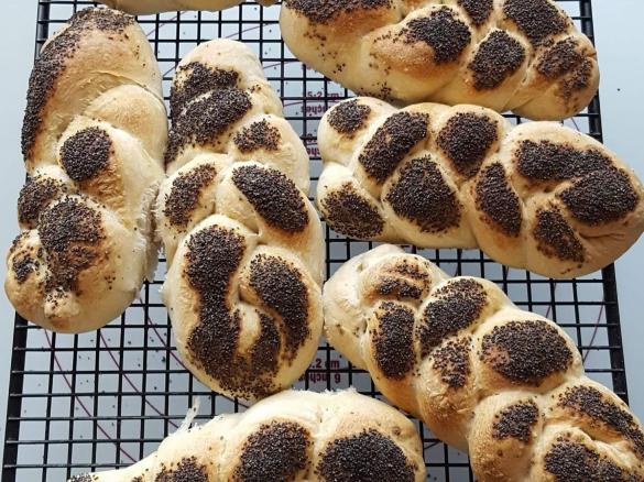 Mohnflesserl, geflochtenes Mohnbrötchen