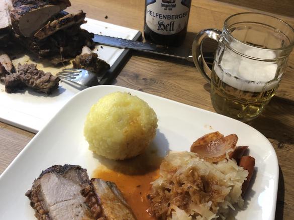 Schweinebraten mit Knödel und Kraut - Schmid Oma