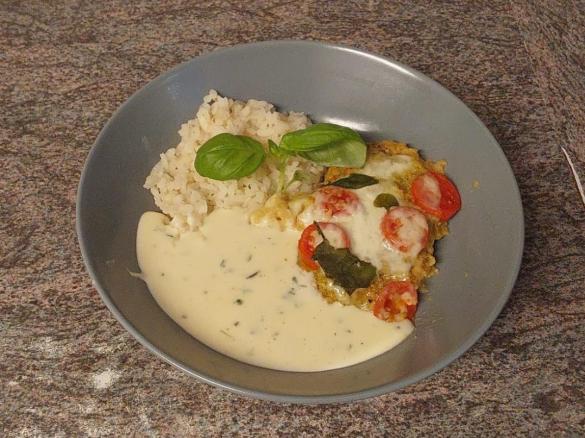 Pestoschnitzel - Tomaten - Mozzarella mit Reis