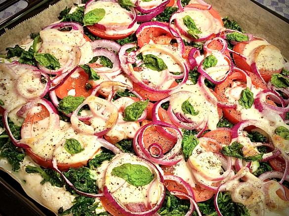 Fladenbrot-Pizza mit Spinat und roten Zwiebeln