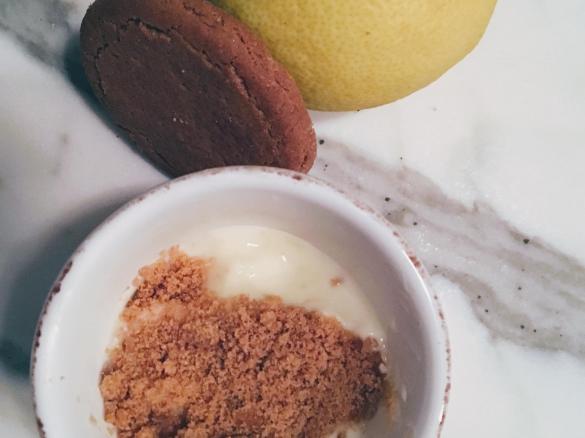 Zitronencreme mit Ingwerstreusel