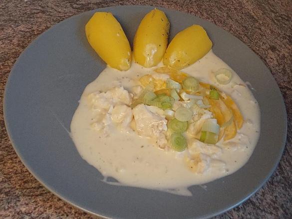 Pangasiuswürfel in Senf - Schmand - Sosse mit Kartoffeln