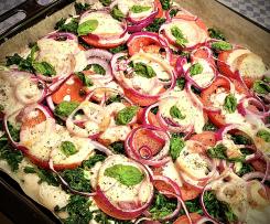 Fladenbrot-Pizza mit Spinat und roten Zwiebeln