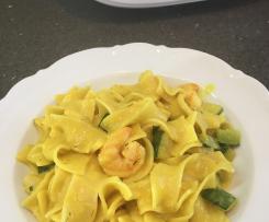 Tagliatelle in Garnelen-Curry-Soße