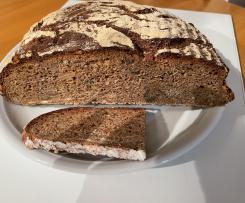Weizen-Dinkelbrot mit Kruste und Körnermischung