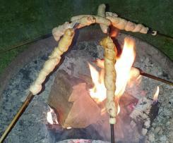 Stockbrot mit Speck und Kräuterbutter