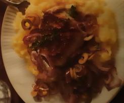 Steckrübenpüree mit Schweinemedallions und Zwiebelgemüse