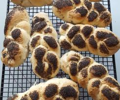 Mohnflesserl, geflochtenes Mohnbrötchen
