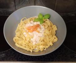 leichte Lachs- Frischkäsesosse mit Bandnudeln