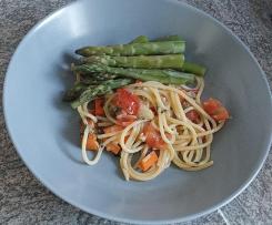 Spaghetti Aglio E Olio mit grünem Spargel