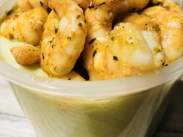 Keto Blumenkohl-Brokkoli Suppe mit Garnelen