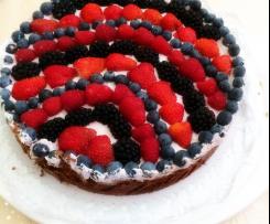 Brownietorte mit Beeren
