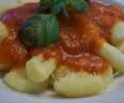Gnocchi mit Tomatensauce und Parmesan