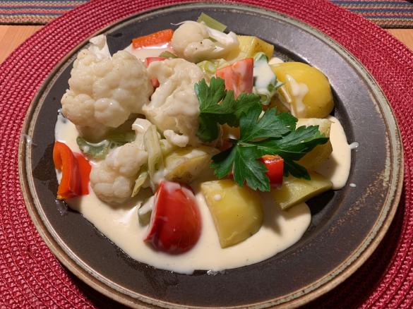 Kartoffeln mit Gemüse und Käsesauce