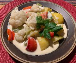 Kartoffeln mit Gemüse und Käsesauce
