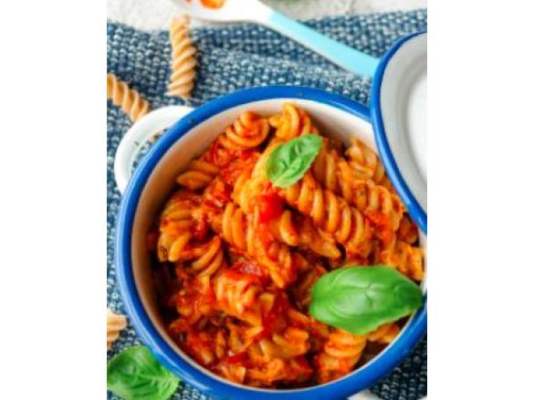 One Pot Nudeln mit Thunfisch und Tomatensauße