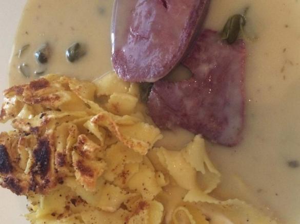 Rinderzunge an Kapernsoße mit Nudeln