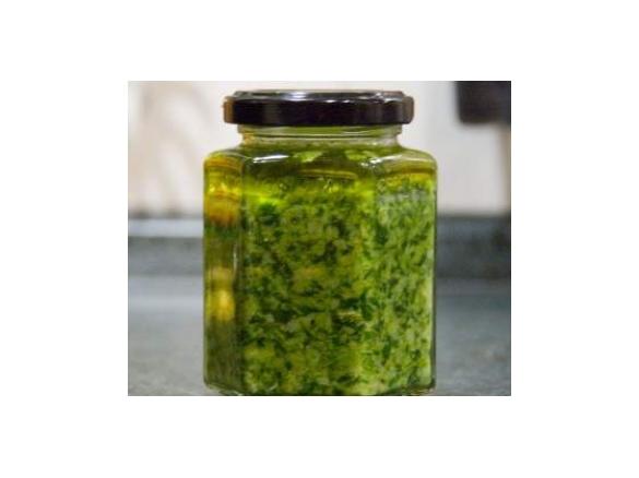 Mairübchenblätter Pesto