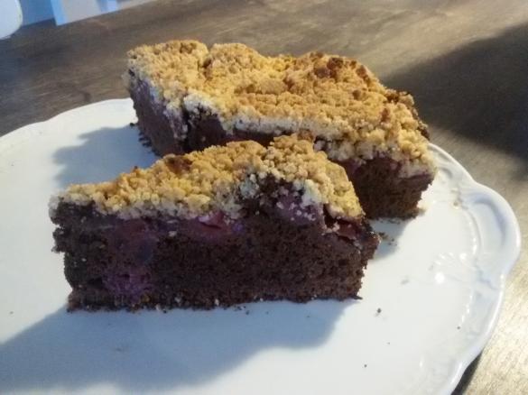 Schokokuchen mit Kirschen und Amarettini-Streusel