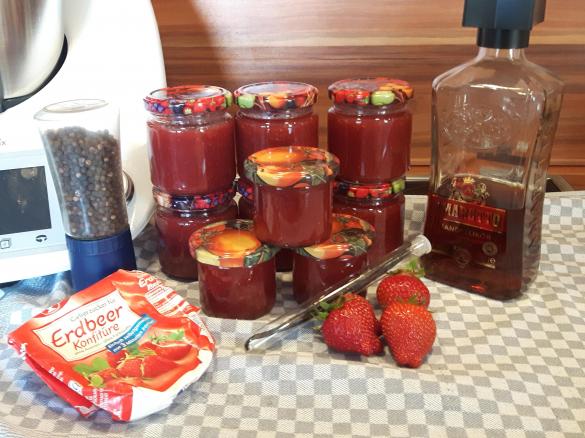 Erdbeermarmelade mit Schuss