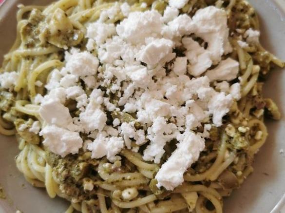 Pesto-Spaghetti mit Schafskäse