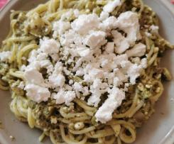 Pesto-Spaghetti mit Schafskäse