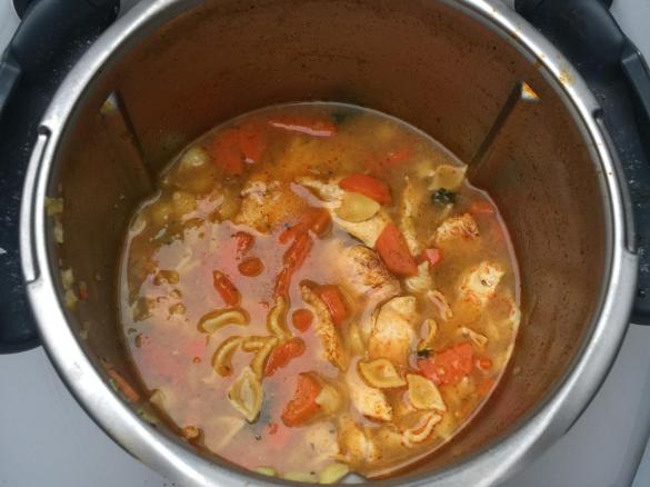 Hühnersuppe / Hühnernudelsuppe / Nudelsuppe