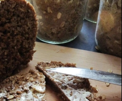 Schwarzbrot im Weckglas