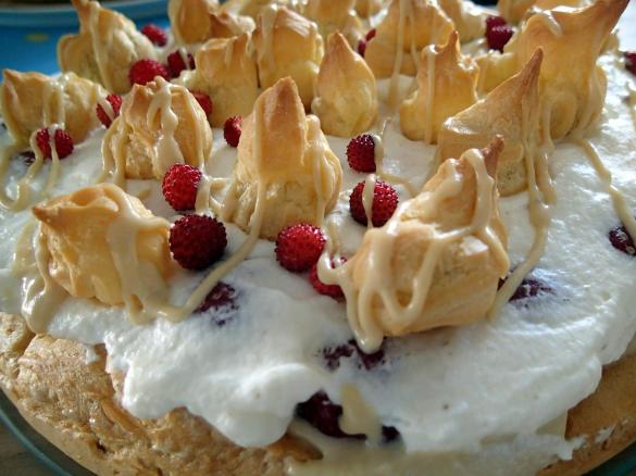 Windbeuteltorte mit Rhabarber Curd und Erdbeeren