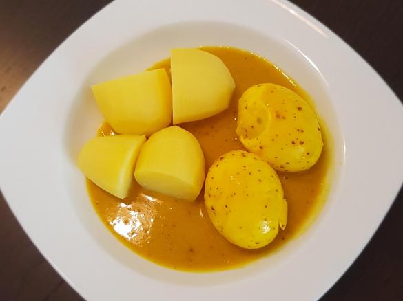 Senfeier mit Kartoffeln