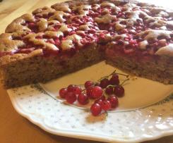 Kuchen mit Dominosteinen und Obst