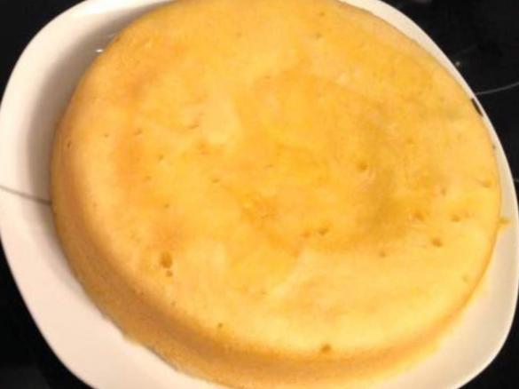 Fluffiger Varomakuchen mit weißem Kakaopulver 