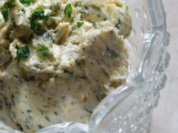 Kräuterbutter aus Sahne