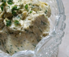 Kräuterbutter aus Sahne