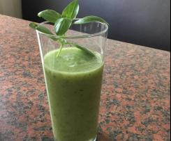 Smoothie mit Gurke und Spinat