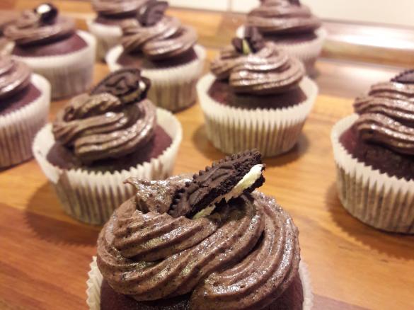 Chocolate Cupcakes mit Oreo-Topping