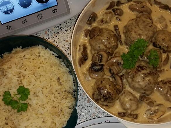 Köttbullar (Schwedische Hackbällchen) mit Kartoffeln oder Reis