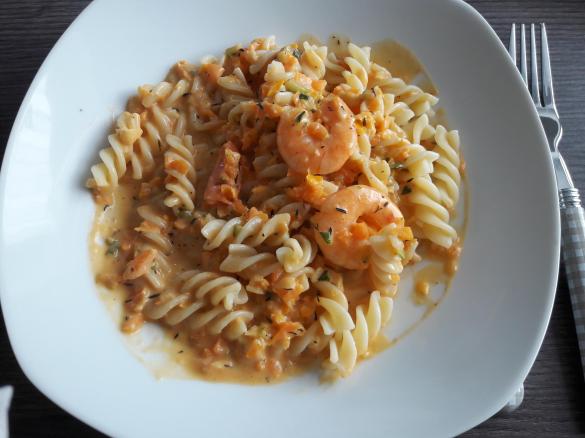 Gemüse-Garnelen-Soße zu Nudeln (Fusilli)