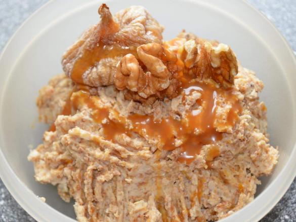 Frischkäsebrotaufstrich mit Datteln und Cashewkernen